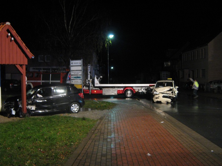 POL-HOL: Eschershausen - Kreuzung Ringstraße / Mühlenbergstraße: Schwerer Verkehrsunfall fordert fünf Verletzte - Zwei PKW an Kreuzung zusammengestoßen -