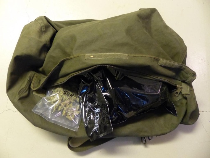 ZOLL-E: Zollfahndung Essen: Inflagranti erwischt
- Vier Festnahmen, fast 4 kg Marihuana, 95 gr Kokain, über 8.000 Euro Bargeld und ein Elektroschocker beschlagnahmt