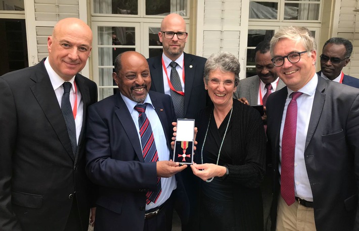 Berhanu Negussie erhält Bundesverdienstkreuz in Addis Abeba