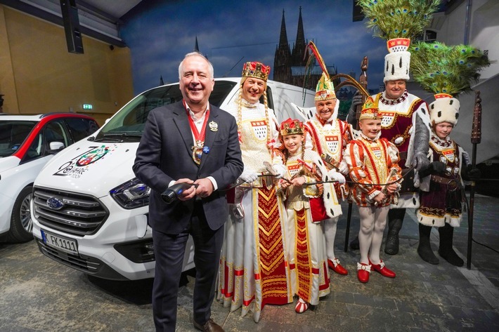 Bei der traditionellen Wagenübergabe im Kölner Karnevalsmuseum zeigt Ford-Werke-Chef Gunnar Herrmann (links) dem Kölner Dreigestirn Prinz Christian II. (Mitte), Bauer Frank und Jungfrau Griet sowie dem Kinderdreigestirn Kinderprinz Vincent I., Kinderbauer Emil und Kinderjungfrau Darleen den neuen Ford Transit Custom Plug-in-Hybrid, der beim diesjährigen Rosenmontagszug als einer von 55 Bagagewagen die Kamelle transportiert. Weiterer Text über ots und www.presseportal.de/nr/6955 / Die Verwendung dieses Bildes ist für redaktionelle Zwecke honorarfrei. Veröffentlichung bitte unter Quellenangabe: "obs/Ford-Werke GmbH/Friedrich Stark"