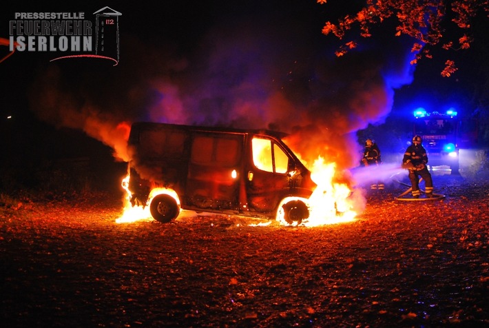 FW-MK: Lieferwagen brannte in voller Ausdehnung