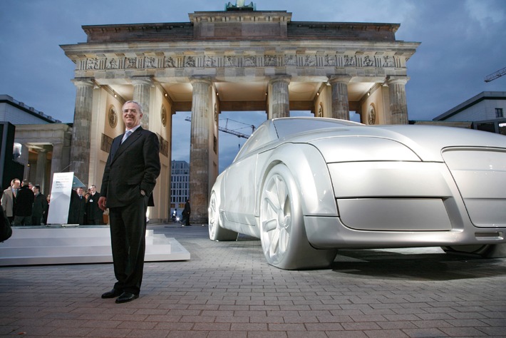 Vor dem Brandenburger Tor in Berlin: Enthüllung einer spektakulären Autoskulptur und Weltpremiere des neuen Audi TT Coupé