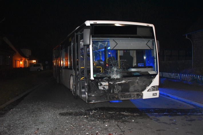 POL-NI: Auhagen-Linienbus prallt auf Pkw - 80.000 EUR Schaden