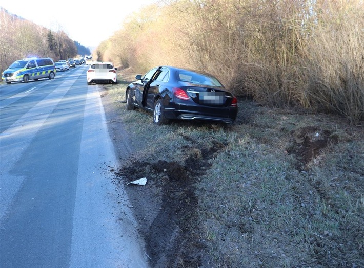 POL-HX: Seniorin übersieht beim Abbiegen Pkw - Polizei sucht Zeugen