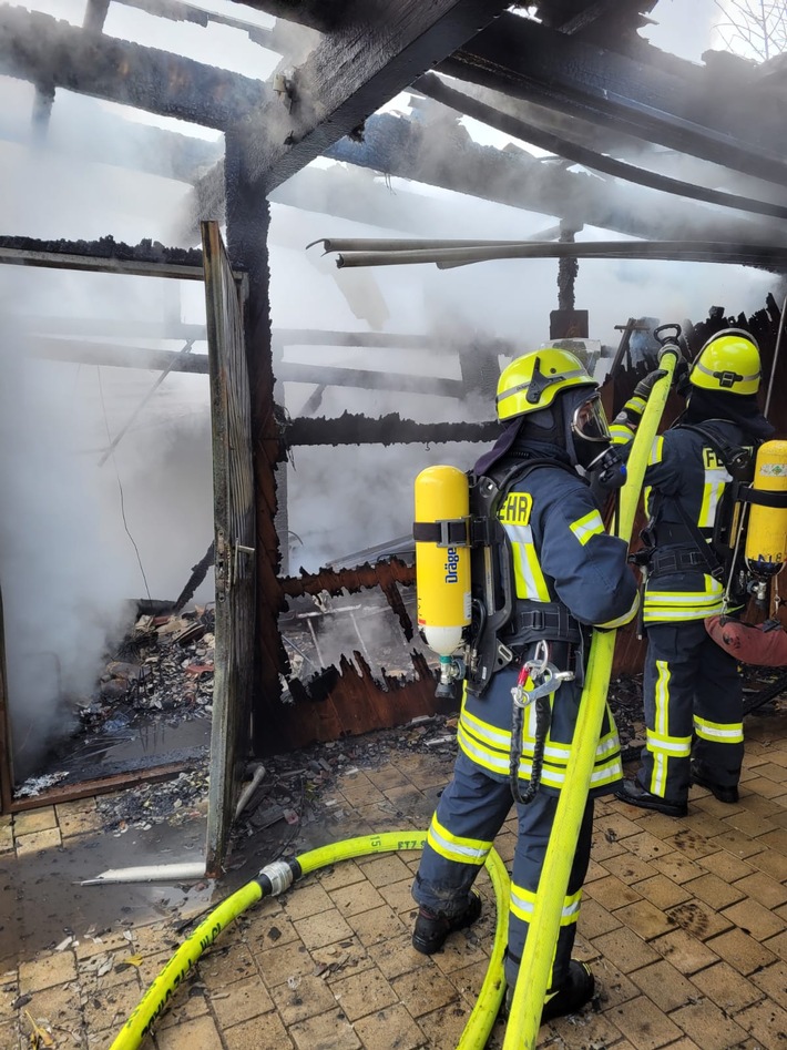 POL-STD: Carport mit Schuppen in Dornbusch ausgebrannt