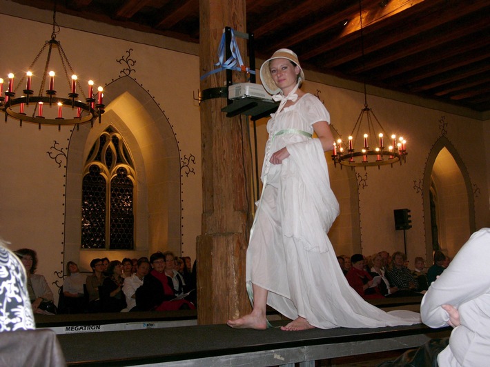 "A la Mode!": Eine Modenschau mit Mode vom Mittelalter bis ins 20. Jahrhundert in den historischen Räumen von Schloss Hallwyl