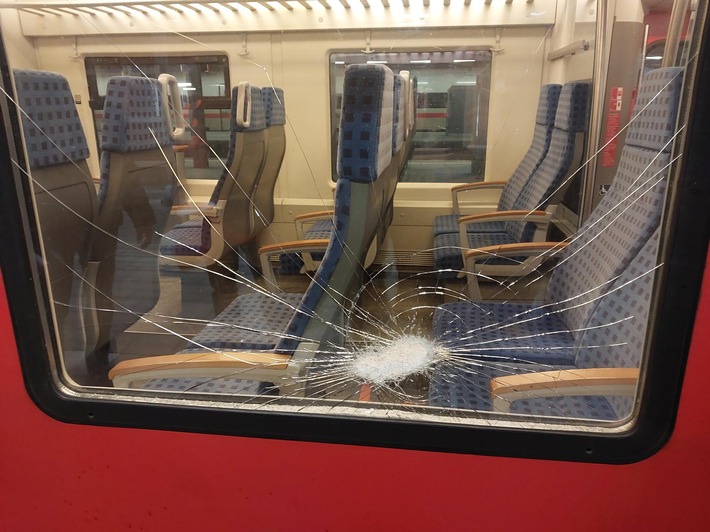 Bundespolizeidirektion München: Unbekannte bewerfen Zug mit Steinen