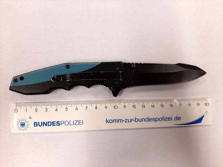 BPOL NRW: Bundespolizei stellt bei 33-Jährigem Messer und Drogen sicher