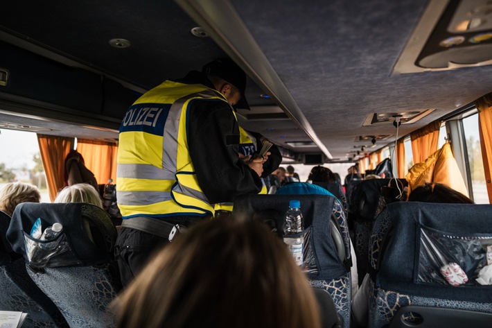 Bundespolizeidirektion München: Ein Ermittlungsverfahren kommt selten allein/ Bundespolizei findet gefälschte Flüchtlingsdokumente