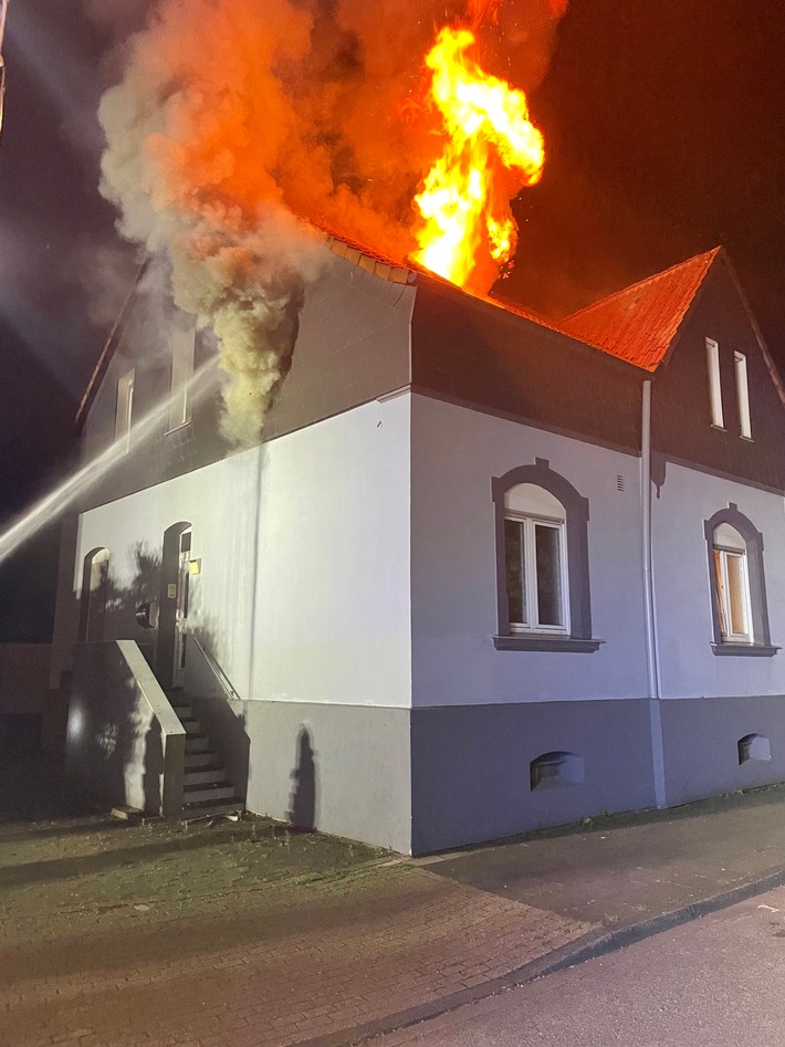 FW-E: Wohnungsbrand in einem Mehrfamilienhaus - Brandausbreitung auf Dachstuhl verhindert, keine Verletzten