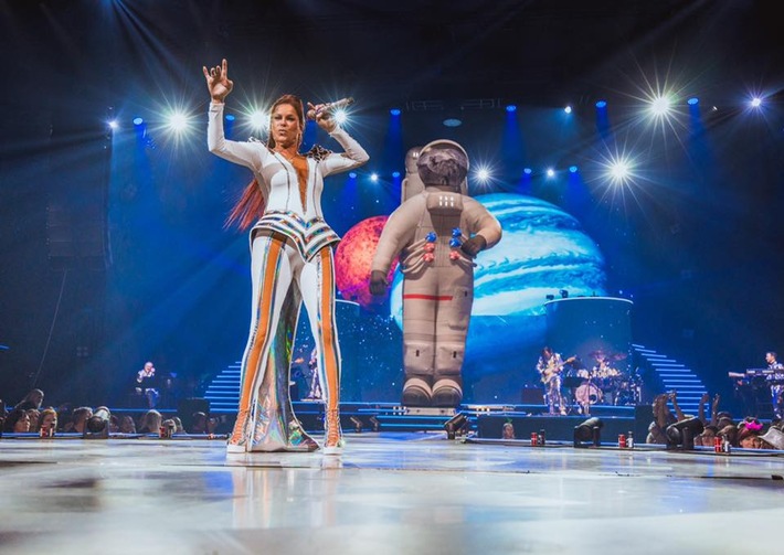 ANDREA BERG MOSAIK-LIVE ARENA TOUR steht für ausverkaufte Hallen &amp; eine bombastische Bühnenshow - Anfang März geht die Tour weiter...