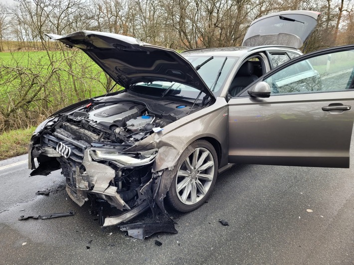 POL-STD: Autofahrerin verursacht Auffahrunfall mit zwei Totalschäden in Drochtersen und flüchtet - Polizei sucht weitere Zeugen