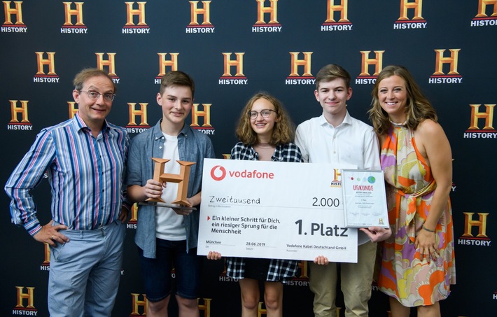 Nina Eichinger, Wigald Boning und Vanessa Bosse überreichen HISTORY-AWARD 2019 an SchülerInnen aus Bamberg