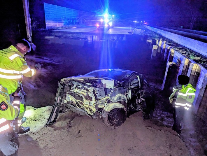 POL-CUX: PKW Fahrer fährt in gesperrten Baustellenbereich und landet in großem Loch in der Fahrbahn - Fahrer wird schwer verletzt und beleidigt die eingesetzten Beamten (Foto im Anhang)
