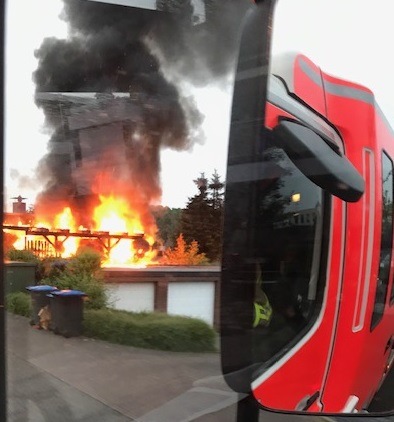 FW-BOT: Brennt PKW unter Carport / Feuer droht auf Wohnhaus überzugreifen