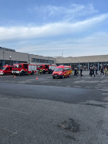 FW Dinslaken: Unterstützung bei Großeinsatz