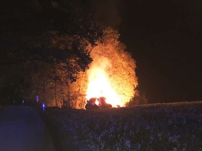 POL-ME: Große Strohmiete ging in Flammen auf! - Velbert - 2110037