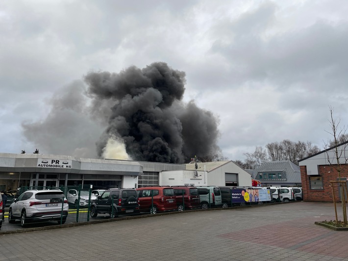 FW-GE: Brennt Lagerhalle an der Engelbertstraße - Großbrand in Resse fordert die Feuerwehr Gelsenkirchen