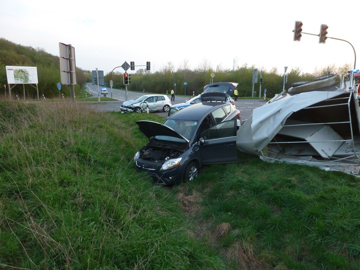 FW Dinslaken: Verkehrsunfall mit Pferdeanhänger