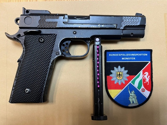 BPOL NRW: Waffe hing aus der Hosentasche - Bundespolizei stellt Softair-Waffe sicher