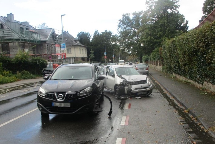 POL-RBK: Bergisch Gladbach - Verkehrsunfall zweier Pkw - hoher Sachschaden und drei Leichtverletzte