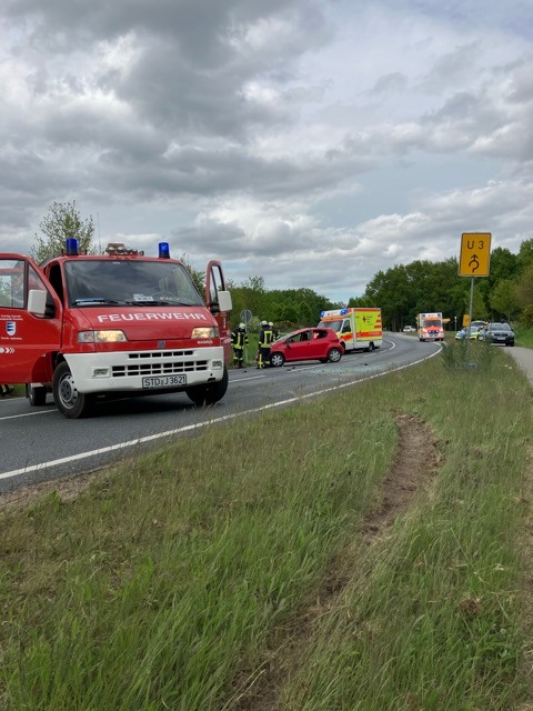 POL-STD: Transporter in Bützfleth ausgebrannt, Einbrecher in Stade, Renault in Buxtehude entwendet - im Bereich Hamburg Neugraben nach Unfall wieder aufgefunden, Verletzte bei Unfall auf der Kreisstraße 30