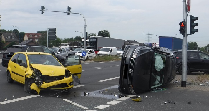 POL-DN: PKW überschlägt sich bei Unfall auf der B 56