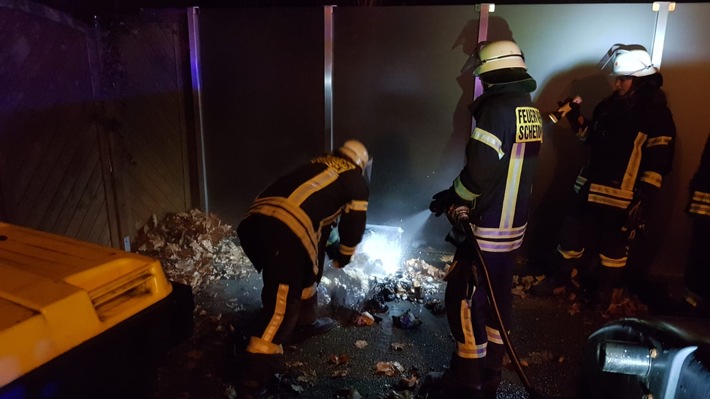 FW-Schermbeck: Ein Müllcontainerbrand ließ die Feuerwehr in der Silvesternacht ausrücken.