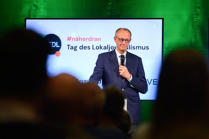 Bundeskanzler Friedrich Merz (CDU) spricht im Kulturhaus von Salzwedel zu den Teilnehmern vom "Tag des Lokaljournalismus". Lokalzeitungen und Medienhäuser luden Leserinnen und Leser zu einem Dialog mit dem Bundeskanzler ein. Verwendung des Bildes nur in Zusammenhang mit Berichterstattung zum Tag des Lokaljournalismus gestattet. Foto: Klaus-Dietmar Gabbert/dpa / Weiterer Text über ots und www.presseportal.de/nr/8218 / Die Verwendung dieses Bildes für redaktionelle Zwecke ist unter Beachtung aller mitgeteilten Nutzungsbedingungen zulässig und dann auch honorarfrei. Veröffentlichung ausschließlich mit Bildrechte-Hinweis.