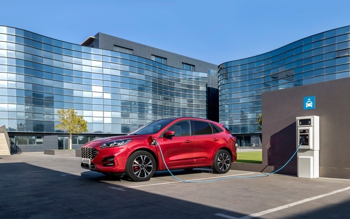 Der neue Ford Kuga, ein 5-türiges Crossover SUV, ist startbereit: Kunden können die dritte Generation dieses europäischen Erfolgsmodells von Ford ab Oktober bestellen. Verkaufspreis: ab 31.900 Euro. Das mittelgroße Sport Utility Vehicle des Kölner Automobilherstellers steht zum Marktstart im Frühjahr 2020 in den Ausstattungslinien Titanium, Titanium X und ST-Line X in der Preisliste und wird zunächst mit vier unterschiedlichen Antriebskonzepten angeboten: einem 1,5-Liter-EcoBoost-Benziner, einem 2,0-Liter-EcoBlue mild-Hybrid mit 48-Volt-Technologie, einem 2,0-Liter-EcoBlue-Diesel sowie einem 2,5-Liter-Duratec-Benziner Plug-in-Hybrid (Bild). Zu einem späteren Zeitpunkt steht dann auch eine Voll-Hybrid-Version zur Wahl. Weiterer Text über ots und www.presseportal.de/nr/6955 / Die Verwendung dieses Bildes ist für redaktionelle Zwecke honorarfrei. Veröffentlichung bitte unter Quellenangabe: "obs/Ford-Werke GmbH"