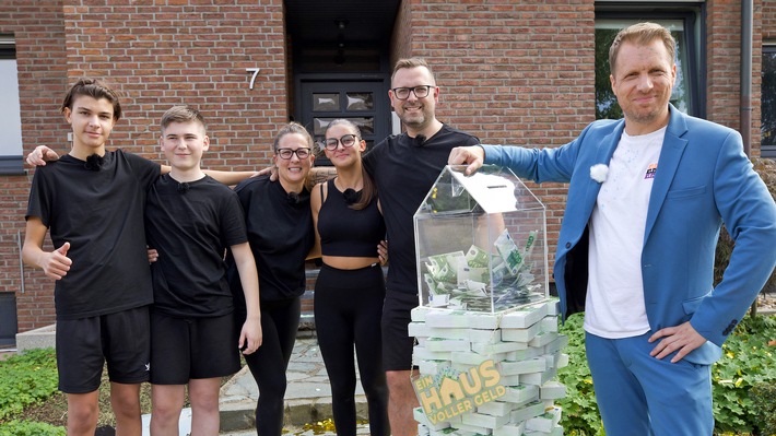 Neue Folgen "Genial daneben" und "Ein Haus voller Geld" bei RTLZWEI: Farb-Sprayer im Wohnzimmer und Schaumparty im Bad