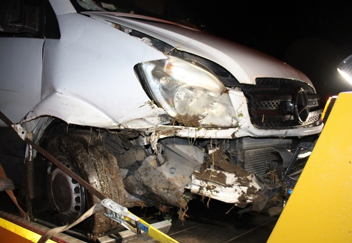 POL-MI: Betrunkener Sprinterfahrer landet im Graben