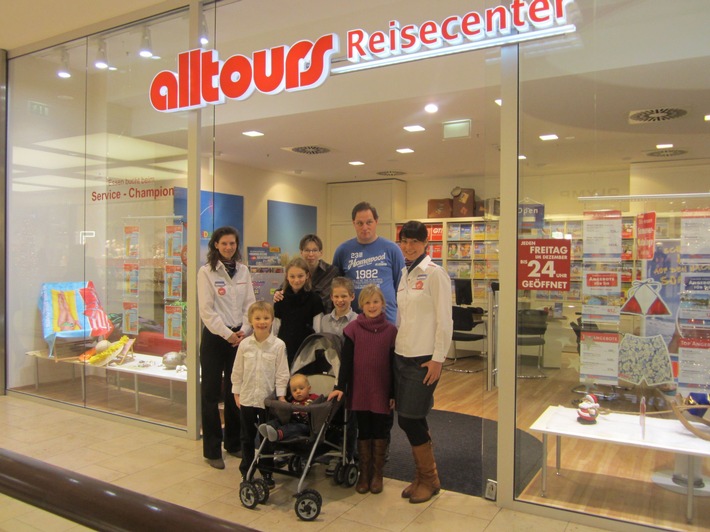 alltours Reisecenter macht Familien mobil / Kostenloser Verleih-Service von Kinder-Buggys (BILD)