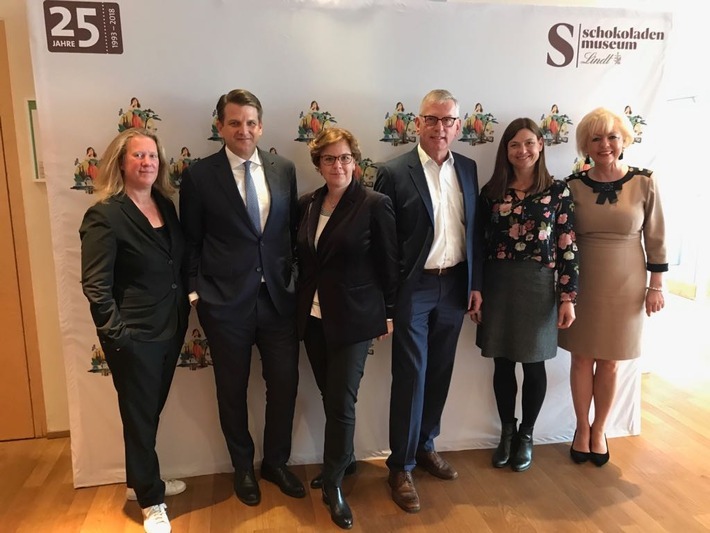 Die süße Sehenswürdigkeit am Rhein feiert ihr Jubiläum mit einer Geburtstagsgala und Festtagen für Besucher. v.l.n.r. Christiane Hinz, Leopold Hoesch, Annette Imhoff, Dr. Christian Unterberg-Imhoff, Susanne Imhoff, Ute Dondorf. Weiterer Text über ots und www.presseportal.de/nr/115840 / Die Verwendung dieses Bildes ist für redaktionelle Zwecke honorarfrei. Veröffentlichung bitte unter Quellenangabe: "obs/Schokoladenmuseum Köln GmbH/Dr. Sascha Priester/wbpr"