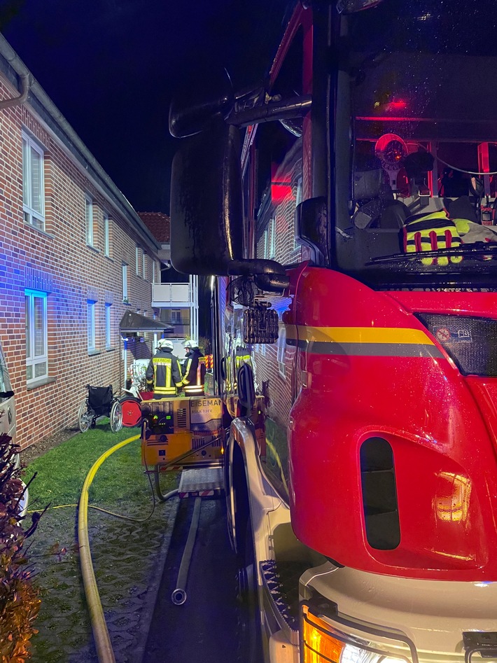 FW Horn-Bad Meinberg: Zimmerbrand in Mehr-Parteienhaus - Frau (53) verstirbt in Brandwohnung - 5 weitere Personen gerettet