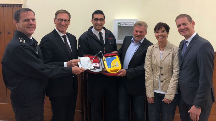 FW-GL: Kampf dem Herztod - Bürgerstiftung Bergisch Gladbach schenkt der Stadt Bergisch Gladbach 16 Defibrillatoren