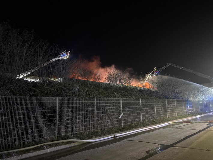 FW Kreis Soest: Erstmeldung - Brand im Industriebetrieb