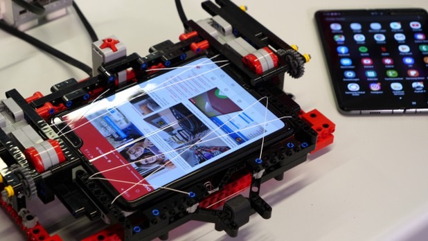 Samsung Galaxy Fold überlebt außergewöhnlichen CHIP-Härtetest /
Lego-Roboter faltet Handy über 200.000 Mal