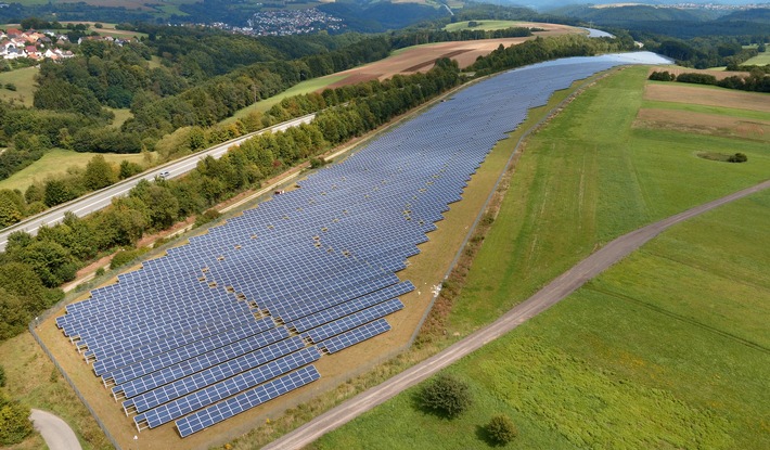 150.000 Solarmodule im Stadtwerke-Portfolio // Trianel Erneuerbare Energien übernimmt Solarpark in Rheinland-Pfalz