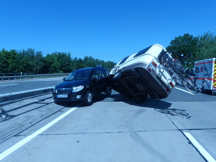 POL-CUX: Unfall auf der Autobahn mit leicht verletzter Person und Vollsperrung