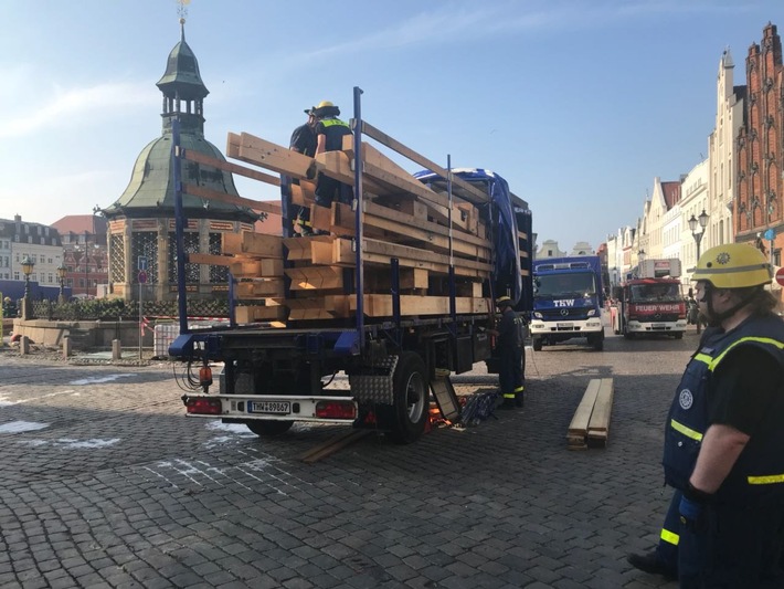 THW-HH MV SH: Abstützeinsatz nach Brand in Wismarer Altstatdt