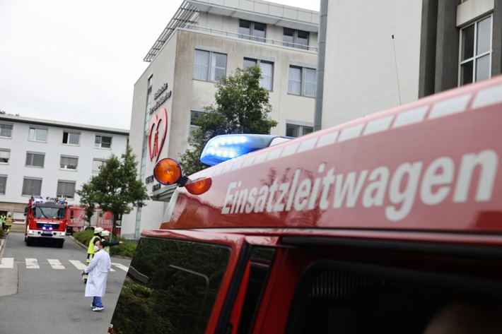 FW-E: Ammoniakaustritt aus Kühlschrank in Patientenzimmer vom Klinikum - keine Verletzten