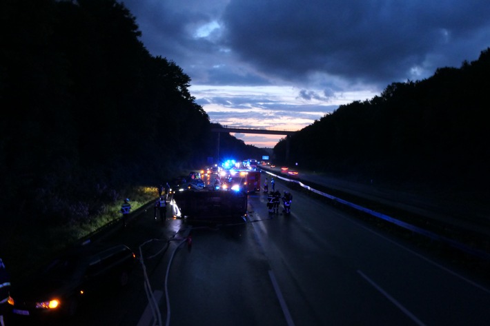 FW-DO: Schwerer Verkehrsunfall auf der BAB 45 Fahrtrichtung Frankfurt - Lieferwagen kippt auf die Seite