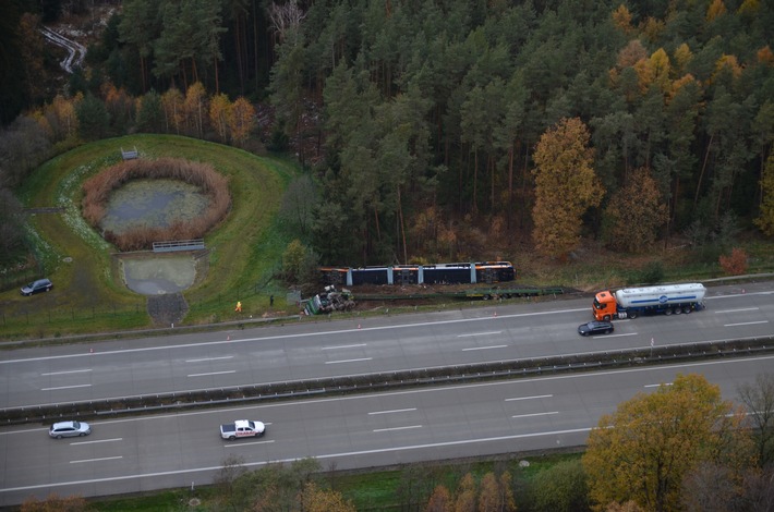 API-TH: Schwerlasttransporter mit Straßenbahn verunglückt