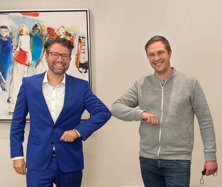 Daniel Sieberer und Julian Götzfried bei der Vertragsunterzeichnung / GIWA Kunststofftechnik im Landkreis Augsburg bekommt neuen Mehrheitseigentümer / Weiterer Text über ots und www.presseportal.de/nr/151441 / Die Verwendung dieses Bildes ist für redaktionelle Zwecke honorarfrei. Veröffentlichung bitte unter Quellenangabe: "obs/GIWA Beteiligung GmbH/Daniel Sieberer"