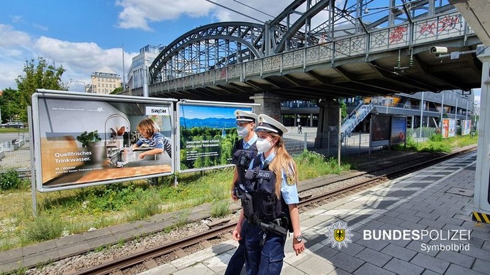Bundespolizeidirektion München: Nach Streit in die Gleise - Schnellbremsung! / 22-Jähriger begab sich an der Hackerbrücke in Lebensgefahr - RE 57419 leitete Schnellbremsung ein