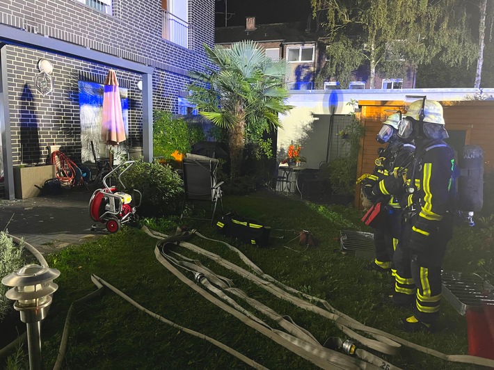 FW Moers: Rauchmelder wecken Hausbewohner in den Morgenstunden - Brand im Erdgeschoss