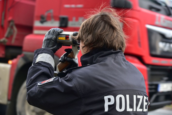 POL-STD: Bei Einbruch in Beckdorf Mercedes Sprinter entwendet, Polizei überprüft Geschwindigkeit - Spitzenreiter mit 119 statt 70 km/h und mit 151 statt 100 km/h gemessen