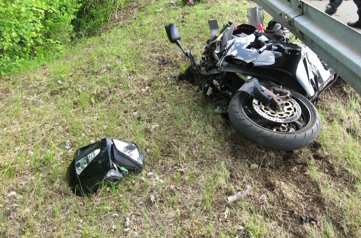 POL-HI: Elze: Verkehrsunfall mit einem tödlich verletzten Motorradfahrer in Elze