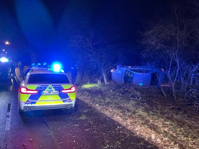 POL-OF: Alkoholisierter Autofahrer soll verfolgenden Streifenwagen gerammt und Geldtransporter touchiert haben: Festnahme nach anschließendem Alleinunfall in Bayern